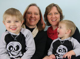 Yarn Twins Dana Bincer and Deborah Bagley with kids